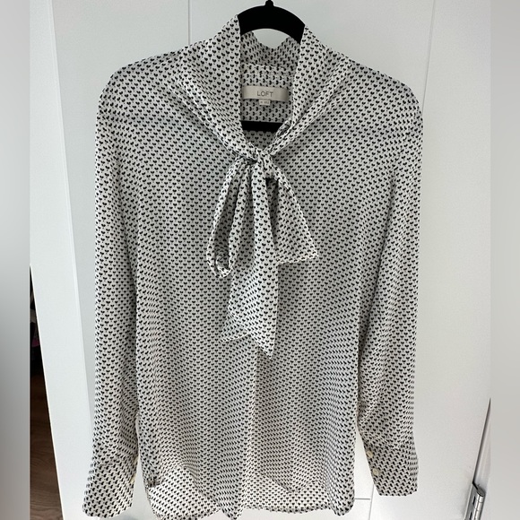 Women’s blouse with small heart patterns - Picture 2 of 5